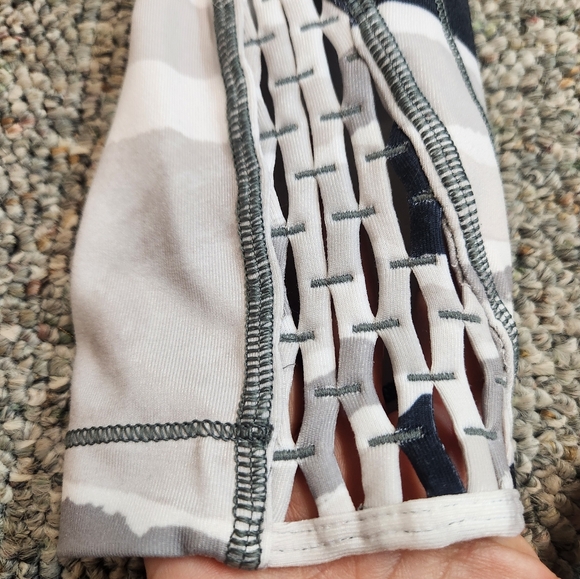 Lululemon True Self Crop Bleacher Stripe White Black 2 - Picture 6 of 8